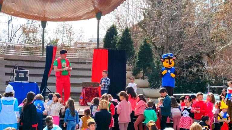 Puertollano: Escolares y padres disfrutan de una fiesta infantil carnavalera