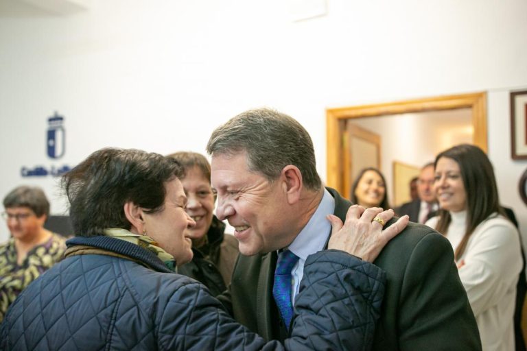 García-Page compromete otros ocho millones de euros en políticas sociales y Dependencia para mejorar las condiciones de los usuarios