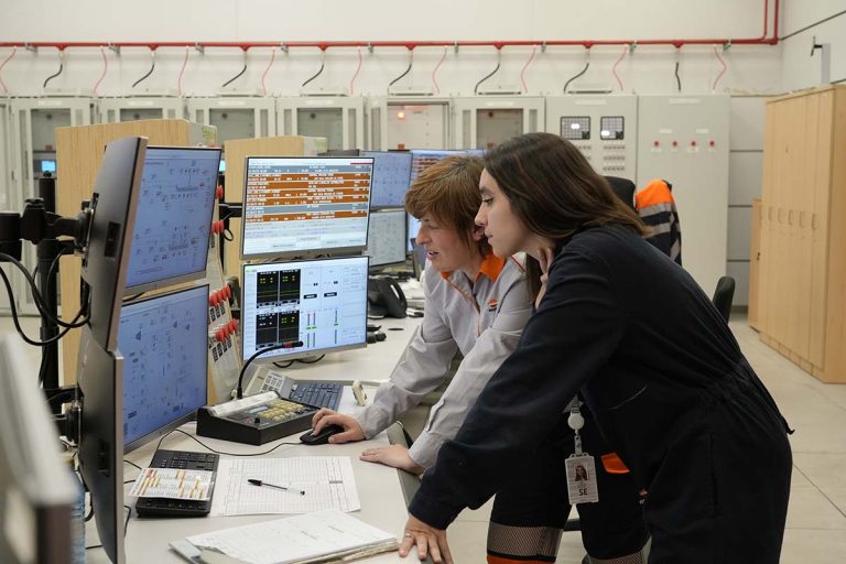 Ana Orallo y Ana Cabañero, dos mujeres que impulsan la transformación industrial de Repsol en Puertollano