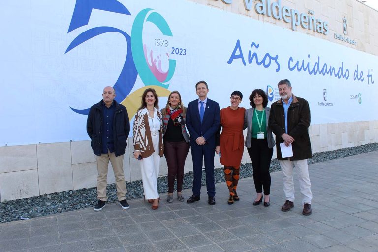 La Gerencia de Valdepeñas acoge una jornada de familiares y pacientes oncológicos en el marco de actos del 50 aniversario del hospital