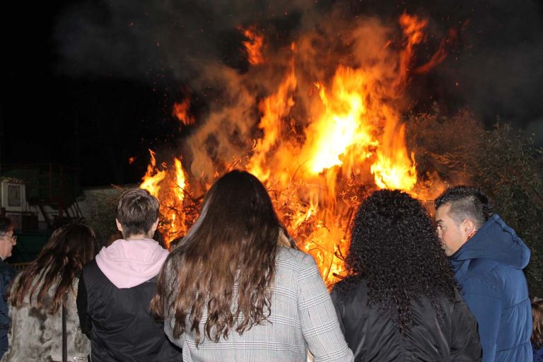 Villamayor de Calatrava celebra su tradicional candelicio reuniendo a los vecinos junto a una gran hoguera en la Plaza de Toros