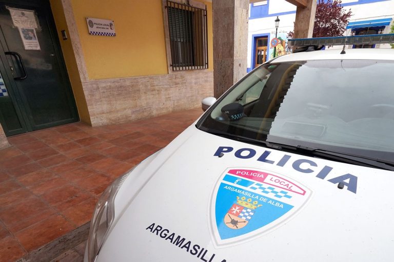 Agentes de la Policía Local de Argamasilla de Alba evitan que una mujer de avanzada edad pudiera precipitarse a la calle
