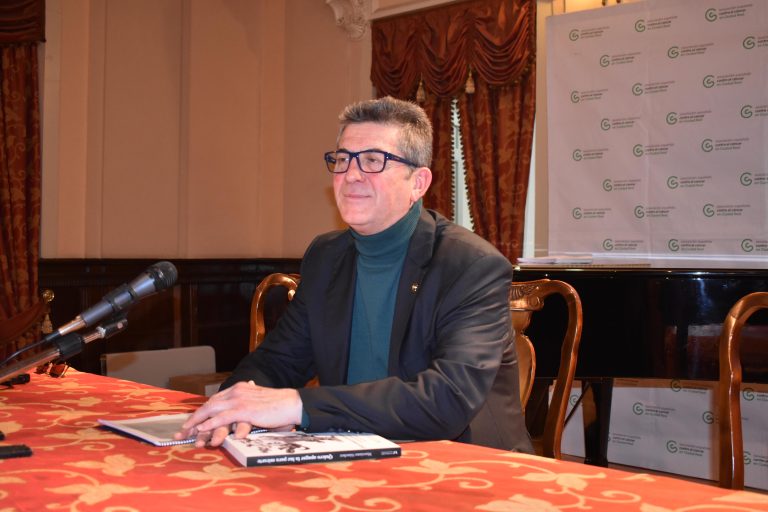 Presentado el libro “Quiero apagar la luz para mirarte” de Marciano Sánchez en Ciudad Real como homenaje a su madre y las personas cuidadoras de enfermos