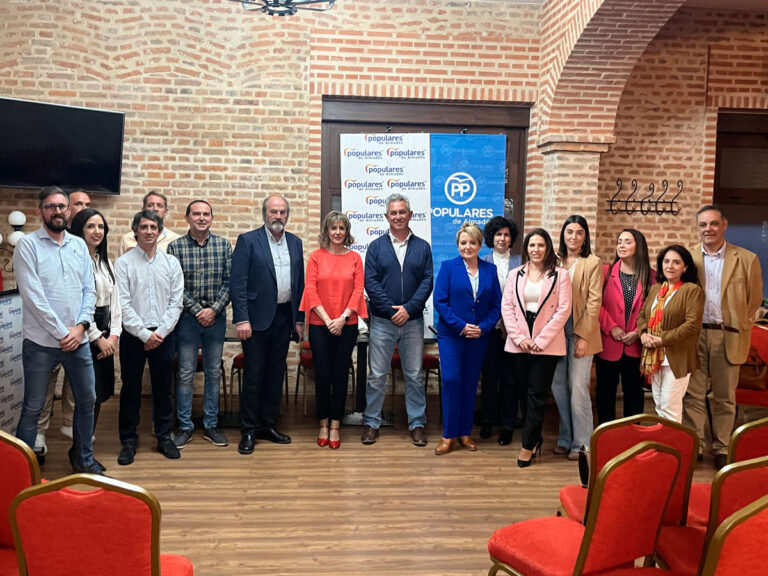 Más de 100 personas acudieron a la presentación de la candidata del Partido Popular a la alcaldía de Almadén, Raquel Jurado