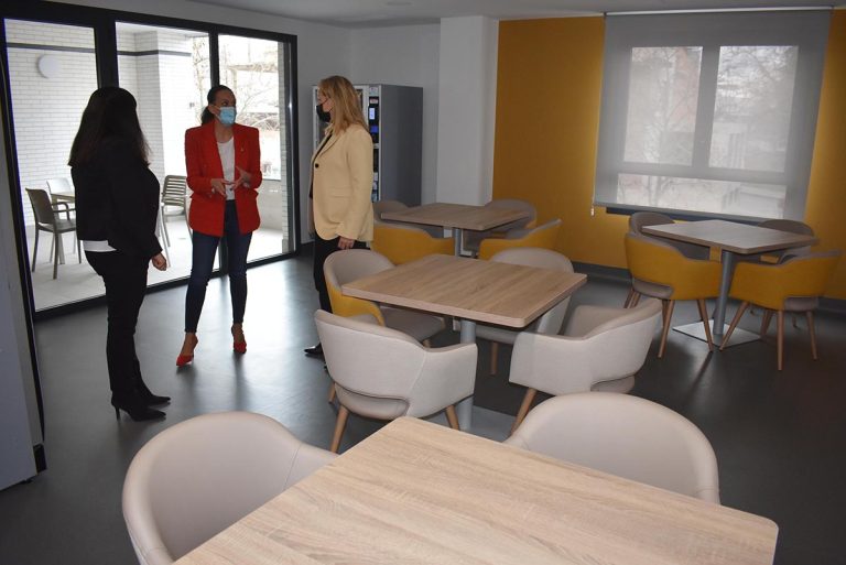 La alcaldesa de Ciudad Real visita la nueva residencia para mayores del Grupo AMAVIR