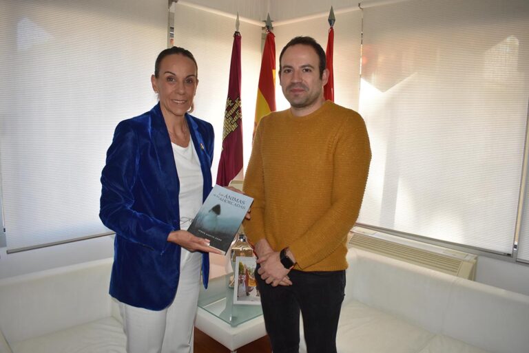 La alcaldesa recibe al reconocido autor ciudadrealeño Pedro Martín-Romo
