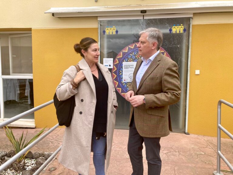 Paco Cañizares visita el centro de respiro Alöis Alzheimer y se compromete a mejorar la colaboración del Ayuntamiento 