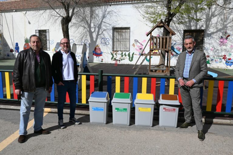 Valdepeñas inculca el reciclaje en los colegios instalando 48 contenedores selectivos