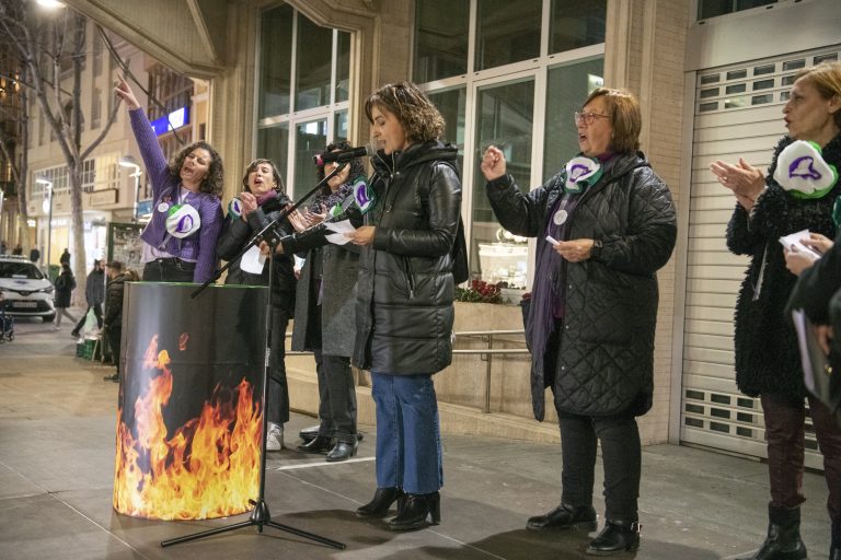 Ciudad Real: El movimiento feminista lanza a las llamas las “violencias y discriminaciones” que sufren las mujeres