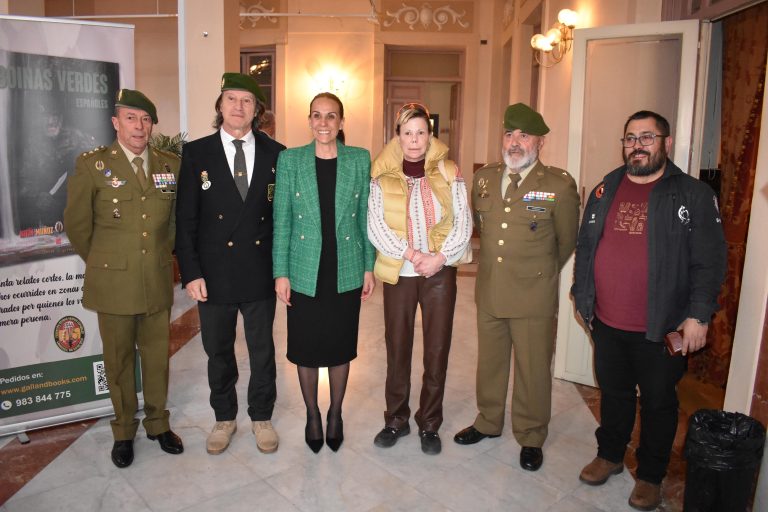 La alcaldesa de Ciudad Real asiste a la presentación del libro “Boinas Verdes Españoles” de Kitín Muñoz y Terencio Pérez