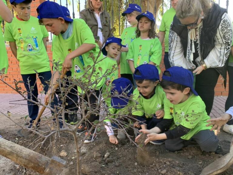 Colegiales de Villamayor de Calatrava celebraron el Día del Árbol plantando ejemplares en la calle del colegio