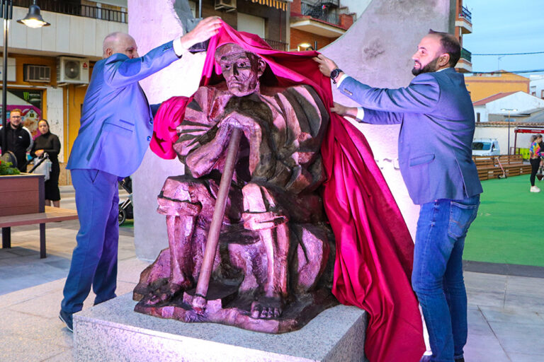 Multitudinaria acogida a la nueva Plaza Palacio de Argamasilla de Calatrava, que preside un Hortelano bronceado