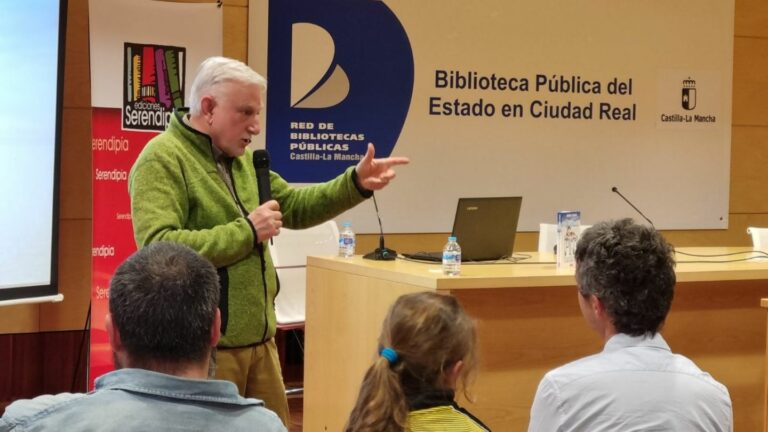 El investigador Javier Cacho diserta sobre sus experiencias en la Antártida