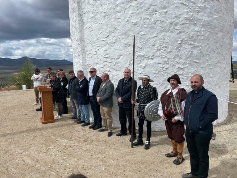 El molino ‘Sansón Carrasco’ de Puerto Lápice vuelve a abrazar el viento tras su rehabilitación