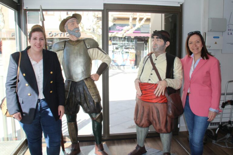La alcaldesa inaugura oficialmente la nueva Oficina de Turismo