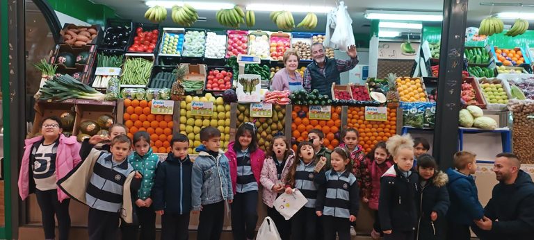 Los alumnos de 5 años del Colegio San José de Puertollano visitan el Mercado municipal