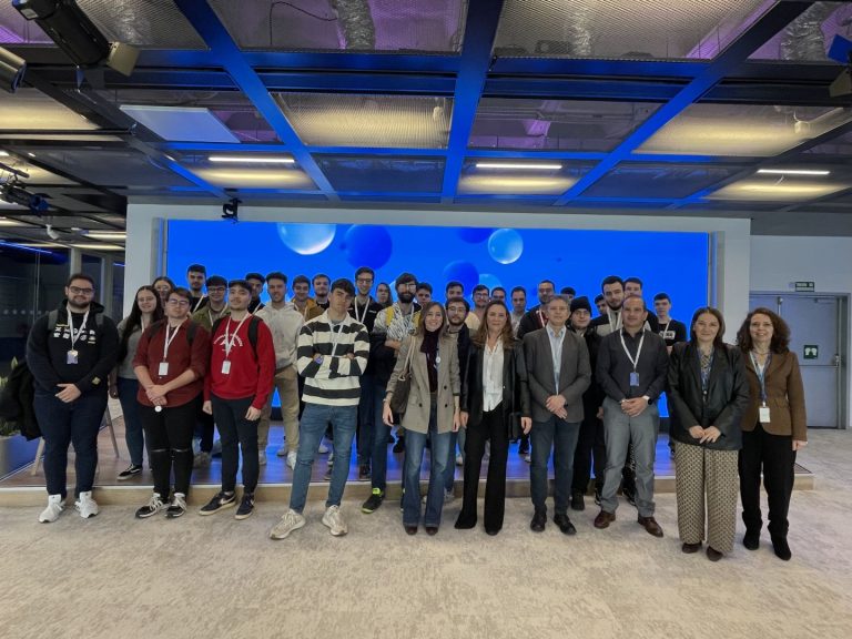 Estudiantes de la UCLM conocen proyectos de transformación en ‘La Cabina’ de Telefónica