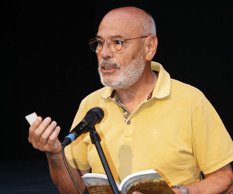 Luis Romero de Ávila: “La poesía es un mundo sagrado que nos llega cada día con su traje nuevo para salir a la calle”.