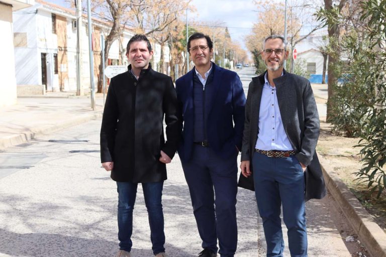 El candidato del PSOE a la alcaldía de Moral de Calatrava destaca la importancia de las obras de la carretera a Santa Cruz para la agricultura local