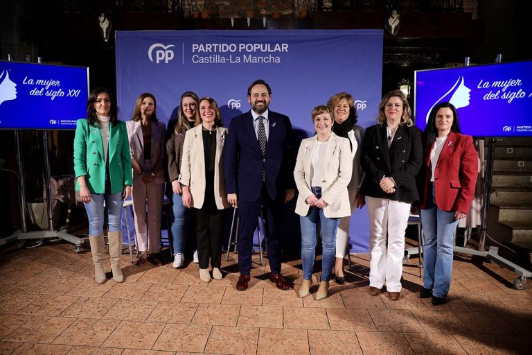 El presidente del PP-CLM, Paco Núñez, clausura en Valdepeñas el acto “La Mujer del siglo XXI” junto a la portavoz municipal Cándida Tercero