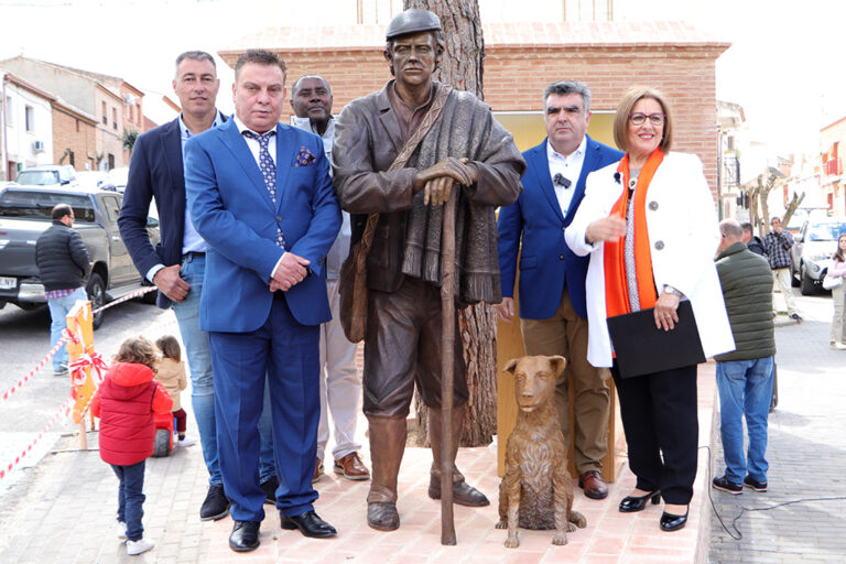 Mestanza perpetúa el pastoreo tradicional del Valle de Alcudia con un monumento escultórico en la Plaza del Calvario
