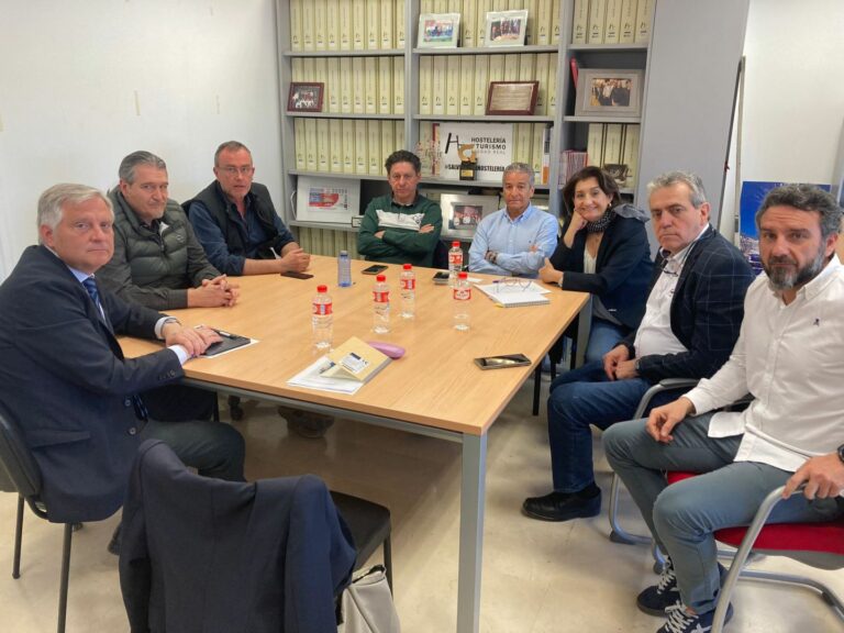 La Asociación de Hostelería comparte con Paco Cañizares su «malestar» por el «importante retraso» en la concesión de terrazas