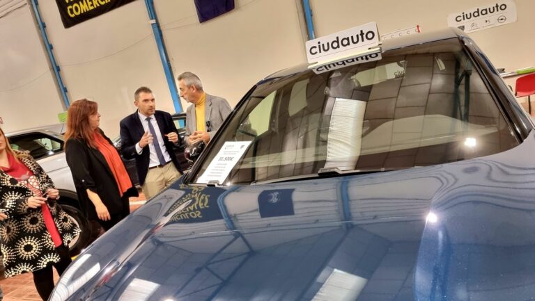 Jesús Martín inaugura el salón de vehículos nuevos y de ocasión de Valdepeñas