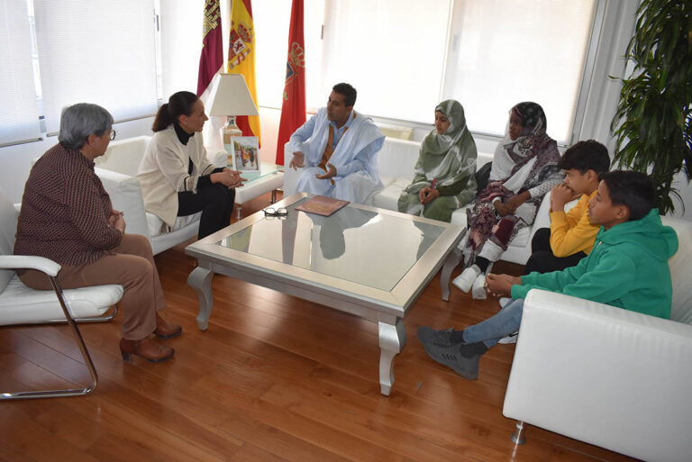 La alcaldesa de Ciudad Real recibe al alumnado de los campamentos de refugiados en Tinduf ganador de la última Olimpiada Matemática