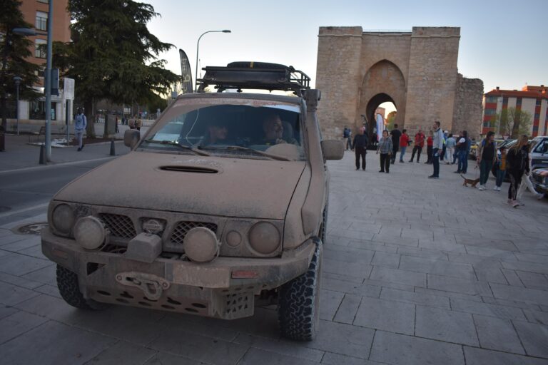 Los coches clásicos toman la Puerta de Toledo de Ciudad Real