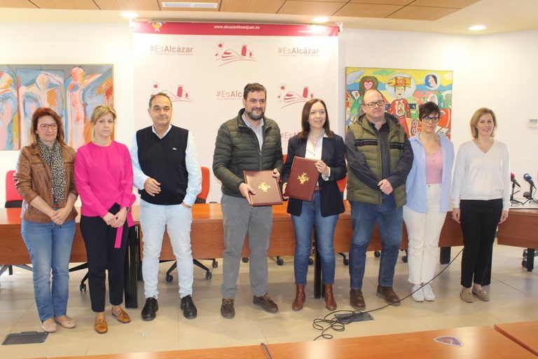La Gerencia y el Ayuntamiento de Alcázar de San Juan firman un convenio para mejorar la atención de las personas con necesidades sociales