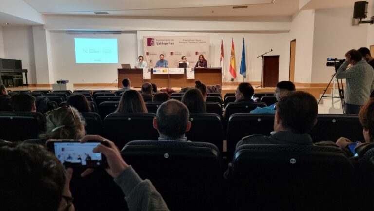 Medio centenar de personas asisten a la jornada de emprendimiento de hostelería y restauración ‘Valdepeñas Empléate’