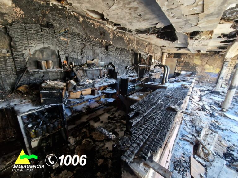Desalojan un hostal de Torrenueva (Ciudad Real) tras el incendio sin afectados en un restaurante