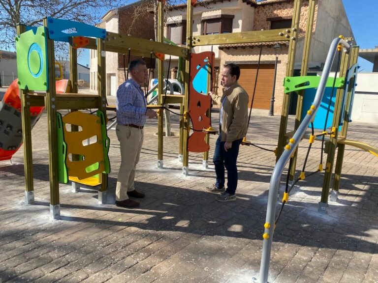 El Ayuntamiento de Herencia amplía los espacios de recreo con un nuevo parque infantil en el barrio de San Antón
