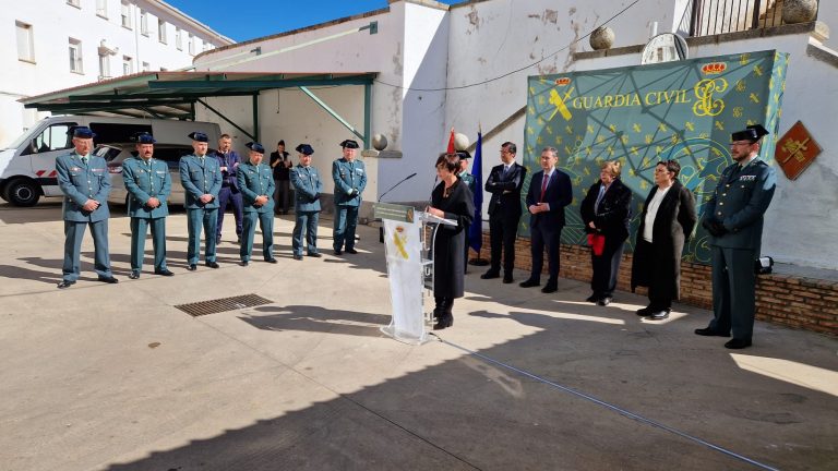 La directora general de la Guardia Civil presenta el proyecto de obras de mejora del cuartel de Almadén