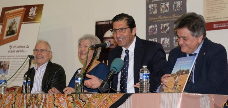 Caballero destaca la importancia de reivindicar nuestros orígenes en la presentación del libro “Gracias a la vida. Vivencias de pueblo y campo”