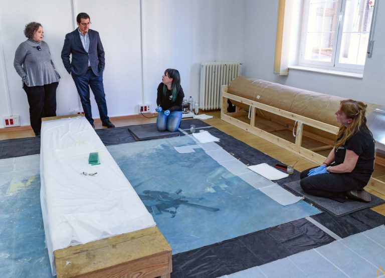 Caballero reitera su compromiso con la recuperación del patrimonio en una visita al taller donde se restaura la obra de Andrade