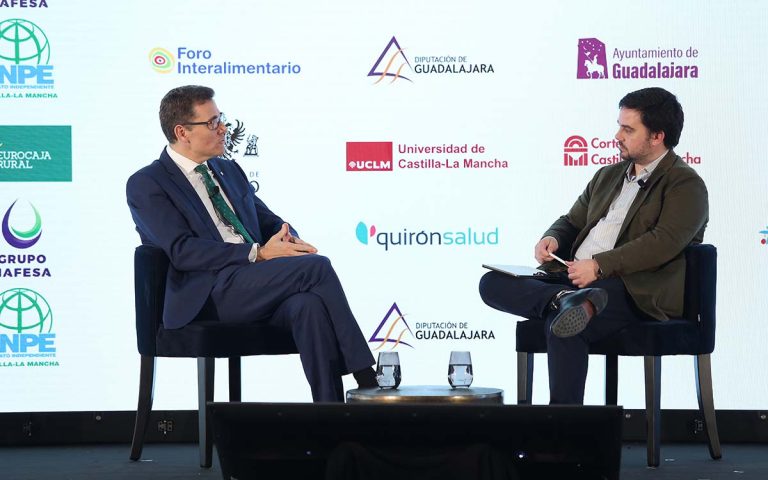El director general de Eurocaja Rural destaca el modelo de negocio cercano y humano como elemento diferenciador durante el ‘II Foro Económico Español de CLM’