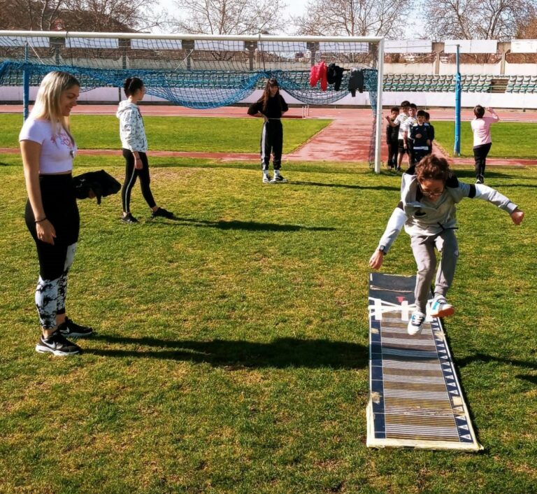 Puertollano: Alumnado de la FP de Actividades Físico-Deportivas del CIFP Virgen de Gracia acompaña a los escolares a descubrir el atletismo
