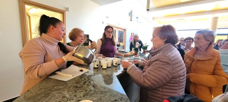 Puertollano: Chocolatada con pastas en el día de la mujer de la barriada Fraternidad
