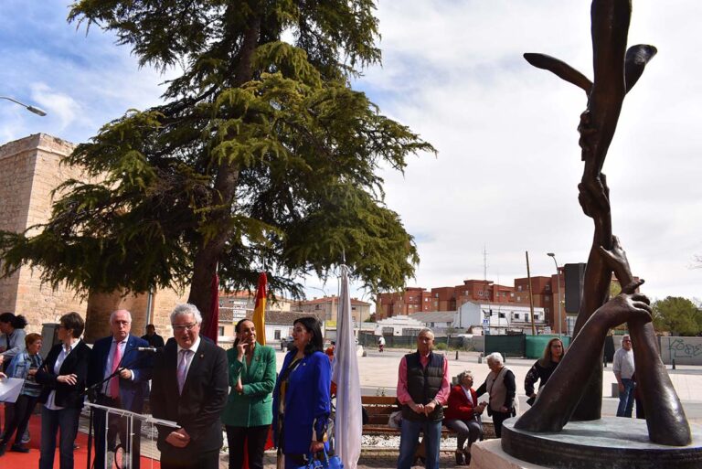 Ciudad Real reconoce a la profesión de enfermería con una plaza dedicada y la escultura ‘Manos que cuidan’