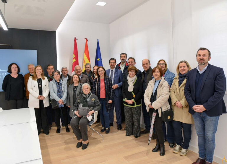 Antiguos profesores y alumnos del instituto femenino rememoran tiempos y costumbres pasadas invitados por la Diputación
