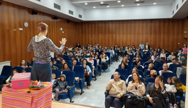 Puertollano: Los divertidos cuentos de Ana Torres han hecho volar la imaginación de los más pequeños en ARTFEM Escénica