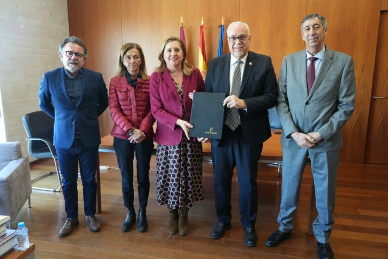 Acuerdo entre Gobierno regional y Ayuntamiento de Manzanares para la construcción de un nuevo edificio para el Centro de Educación de Personas Adultas