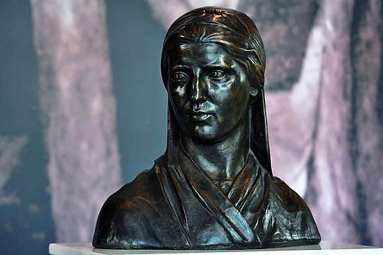 El Área de la Mujer de IU y Hartikas piden que el busto de la Minera de Puertollano se exponga en el Paseo