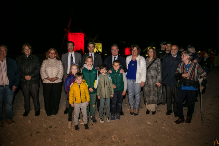 Caballero señala cómo la nueva iluminación de la Sierra de los Molinos supondrá un impulso a la imagen de La Mancha