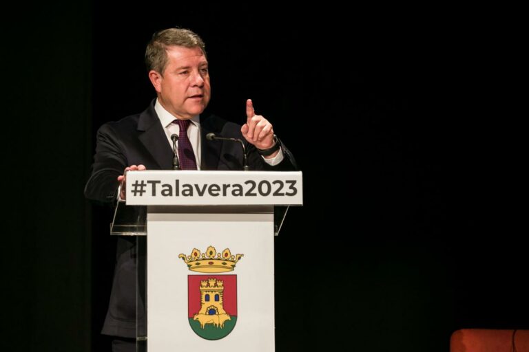 García-Page se compromete a pactar la “política fiscal” regional con los agentes sociales para mantenerla “entre las tres” más bajas de España