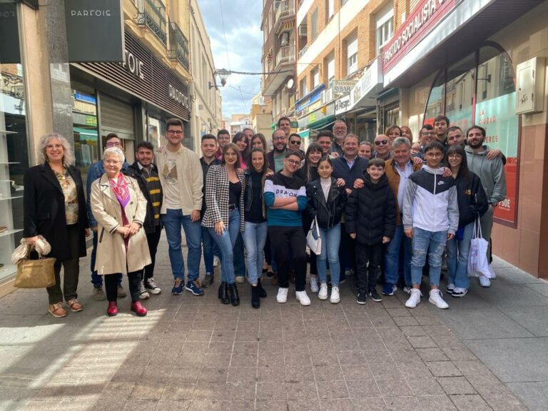 Adolfo Muñiz valora con los jóvenes la apuesta de Puertollano por la Formación Profesional y el empleo