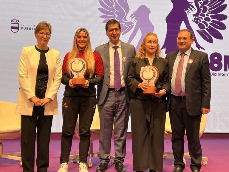 Caballero entrega en Puertollano el Premio de la Igualdad a Marta Francés y Cristina Ruiz, maravillosas mujeres que superan barreras