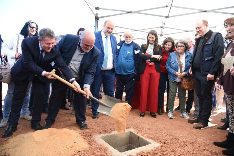 El Gobierno de Castilla-La Mancha pone la primera piedra de la futura residencia para mayores en San Lorenzo de la Parrilla
