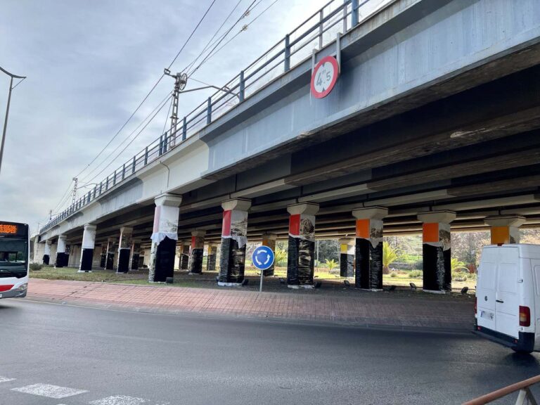 Puertollano: Enfundados los emblemáticos paneles del puente del AVE